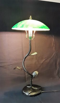 Handgearbeitete Lampe mit gefustem Glasschirm
