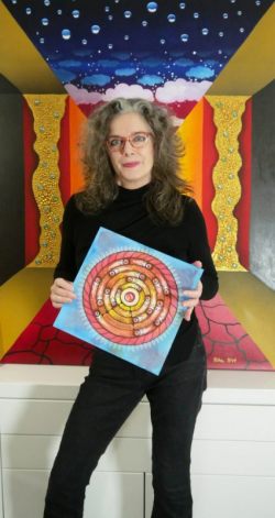 Rita Gil Brand mit Gemälde